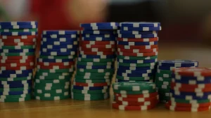 Piles de jetons de casino sur une table