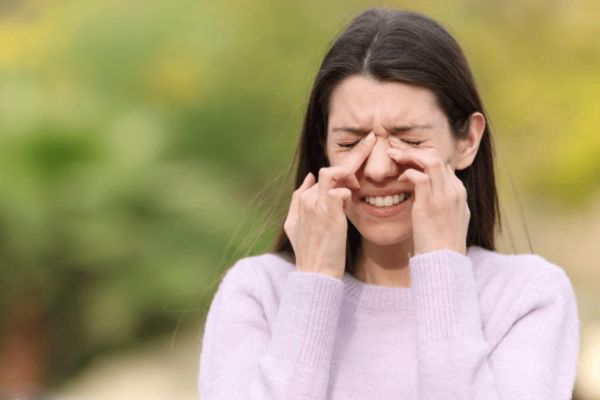 nez qui gratte signification embrasser