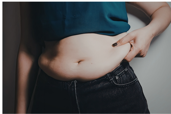 cause ventre gonflé sous la poitrine femme