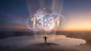 Une personne debout face à un lac sous un ciel étoilé, avec le nombre 13:31 brillant au centre dans une nébuleuse.