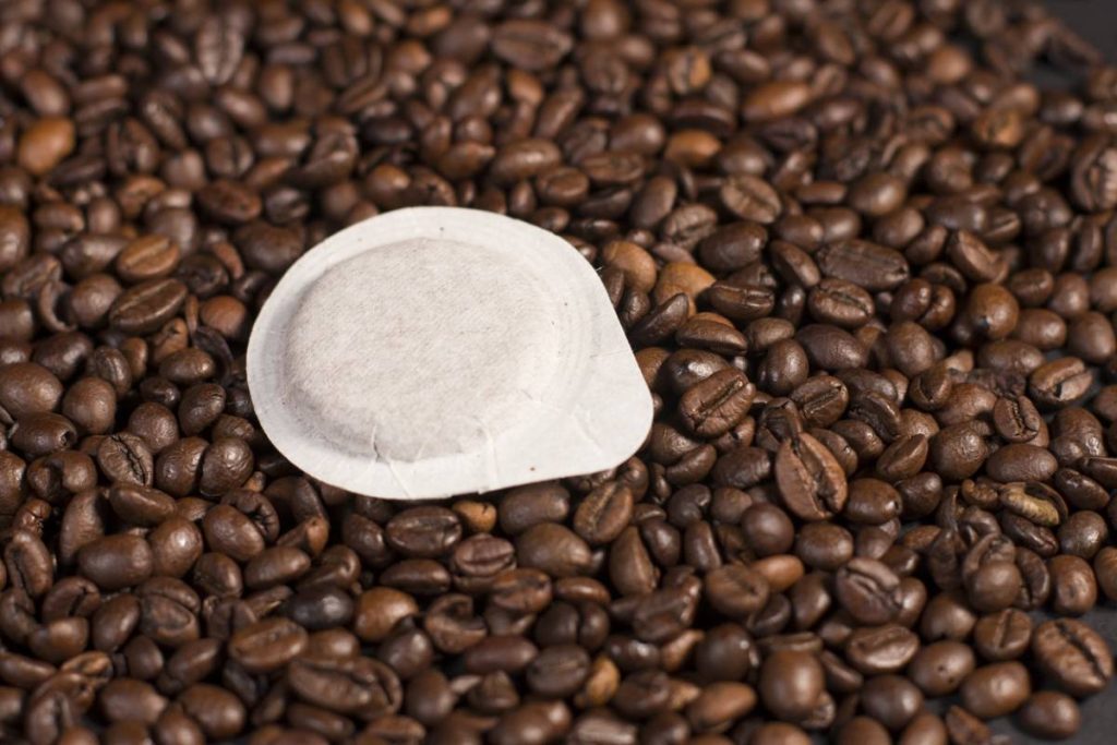 Dosette de café sur grains torréfiés