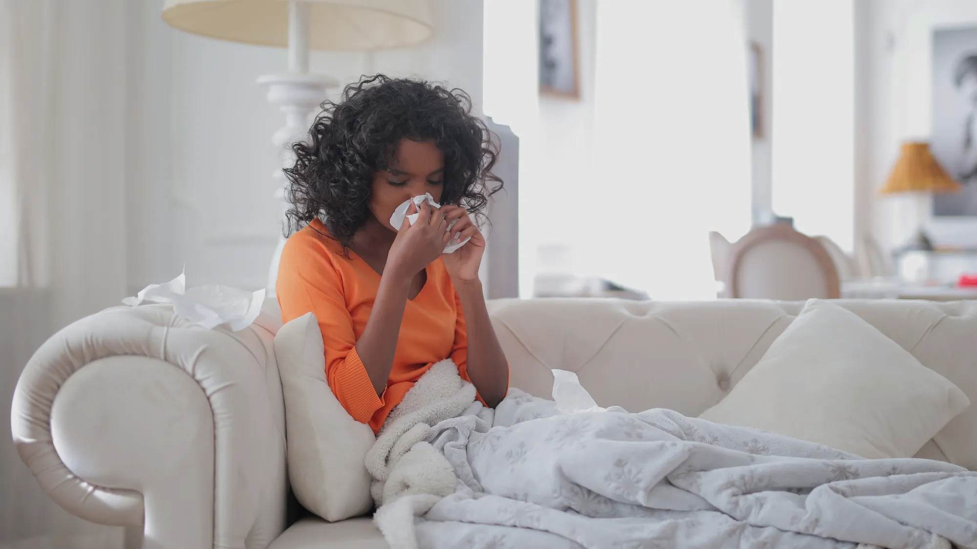 Personne au repos, thermomètre à la main