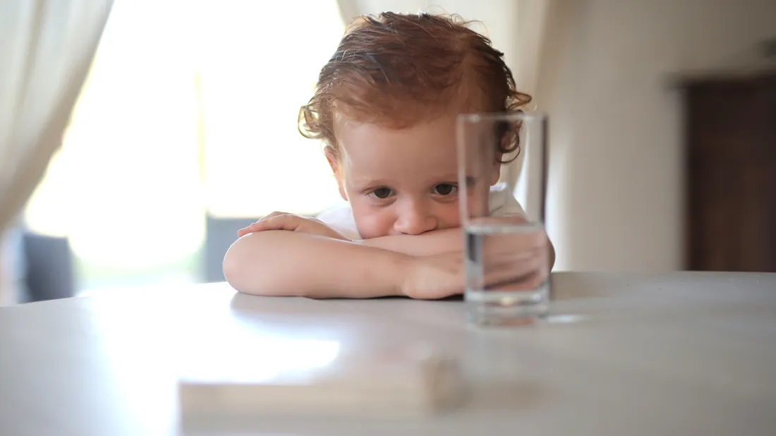 Enfant buvant un verre d'eau