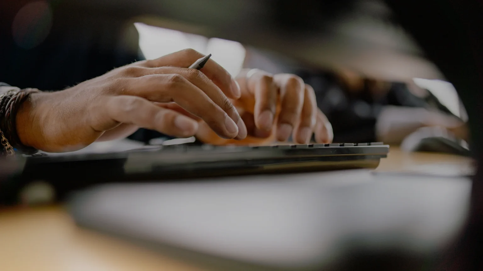 Mains sur un clavier d'ordinateur, geste répété qui sollicite le poignet