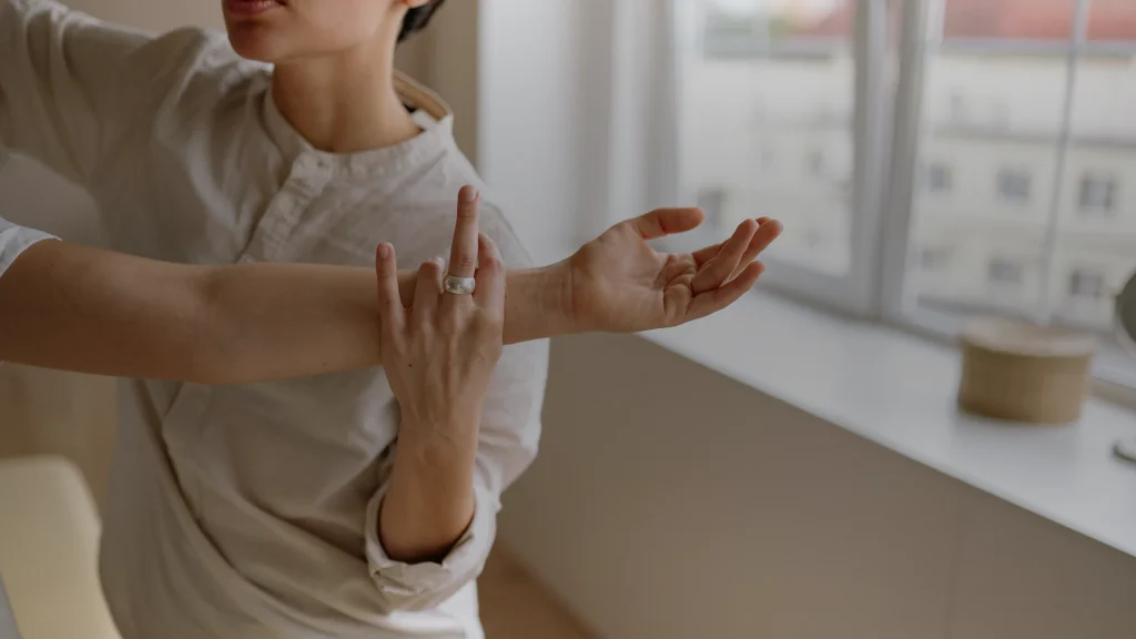 Femme étirant le bras pour soulager une articulation