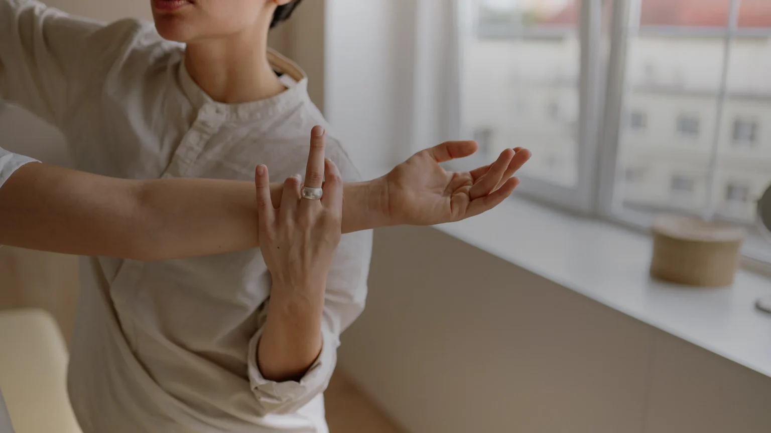 Femme étirant le bras pour soulager une articulation