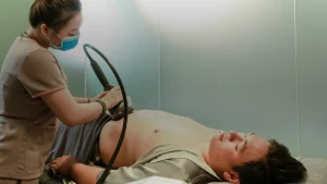 Échographie de l'abdomen pour explorer une douleur à droite