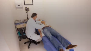Examen du ventre par un médecin lors d'une consultation