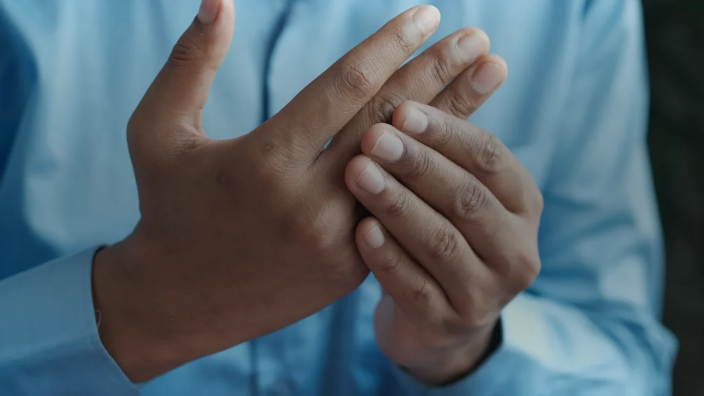 Mains d'une personne souffrant de douleur nerveuse