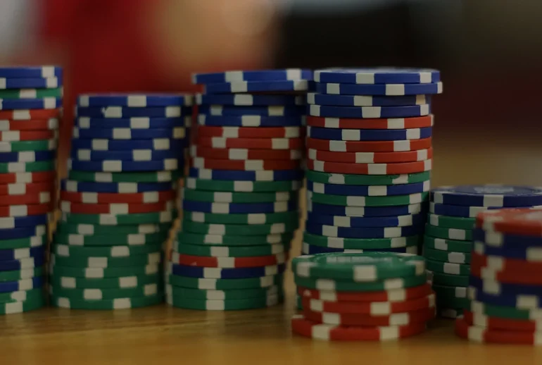 Piles de jetons de casino sur une table