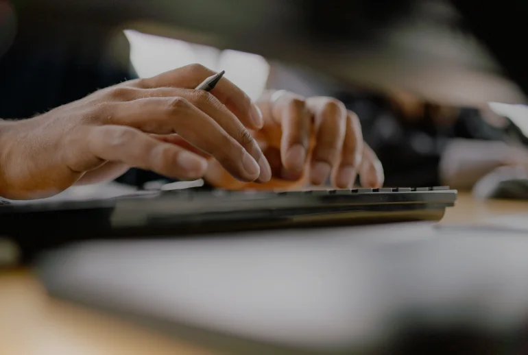 Mains sur un clavier d'ordinateur, geste répété qui sollicite le poignet
