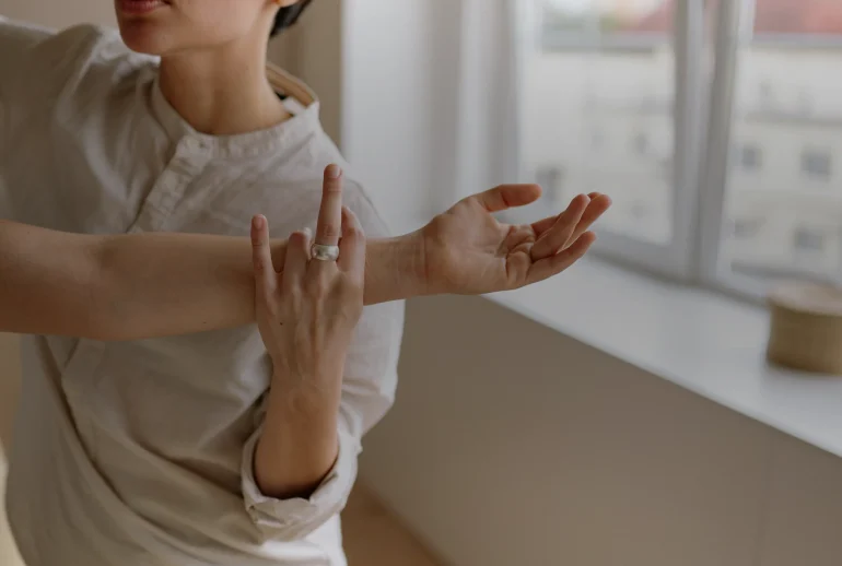 Femme étirant le bras pour soulager une articulation