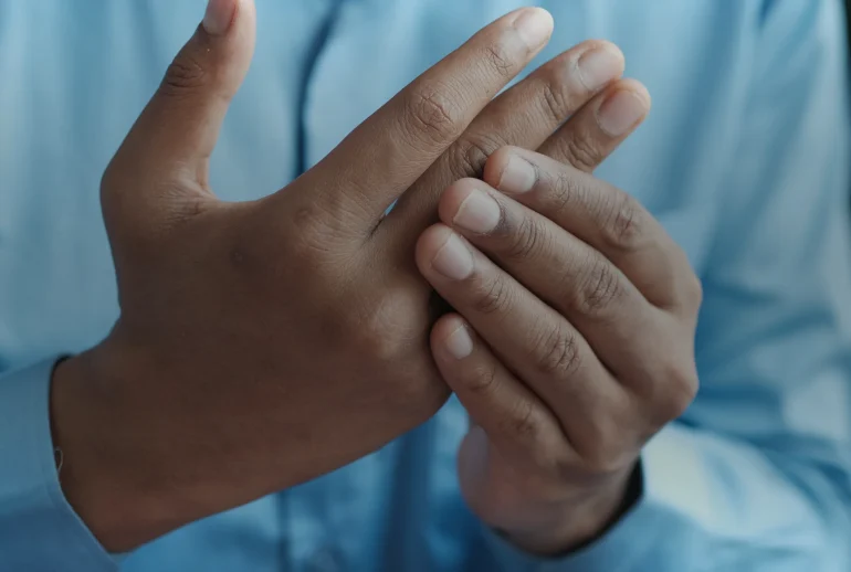 Mains d'une personne souffrant de douleur nerveuse