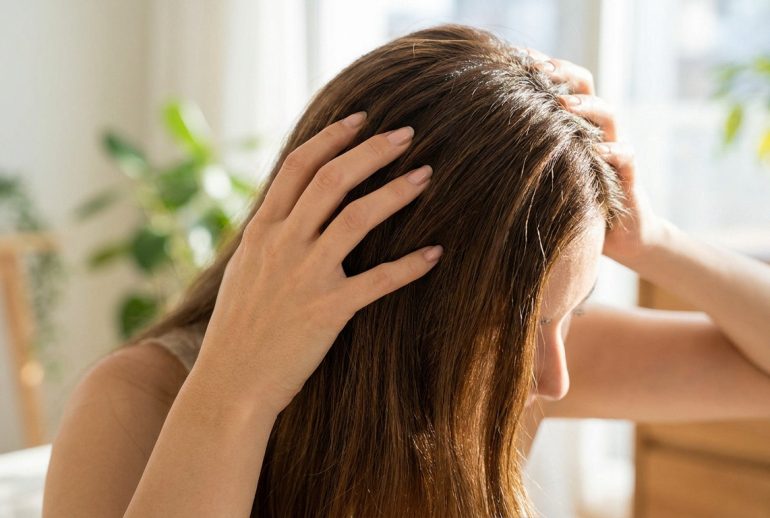 Cheveux longs et sains illustrant la pousse capillaire et les soins du cuir chevelu